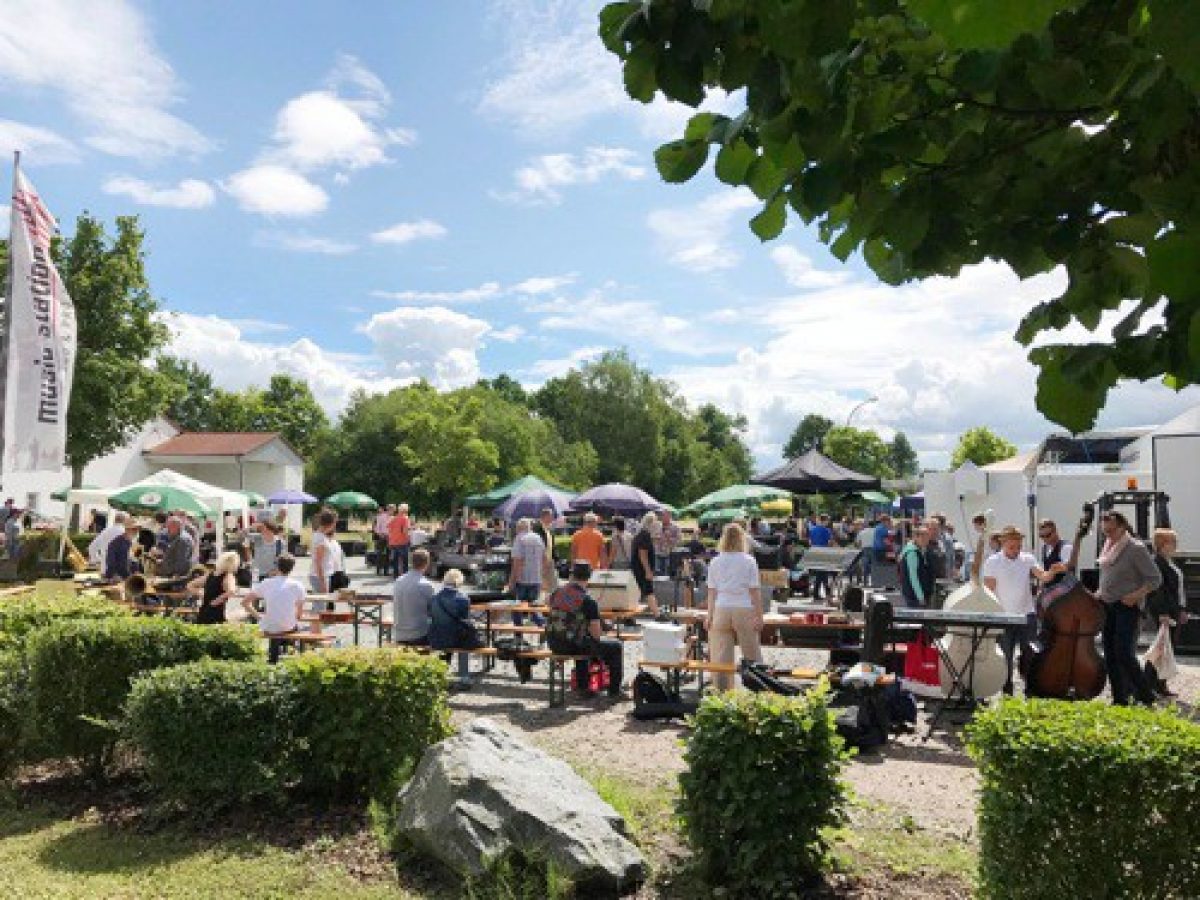 Piano Werner Blue Week Mit Musiker Flohmarkt In Aiterhofen